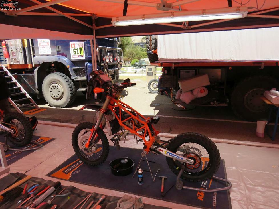 Komplett gestrippt werden die Motorräder. Bis auf Rahmen und Motor tauschen die KTM-Mechaniker alles aus.