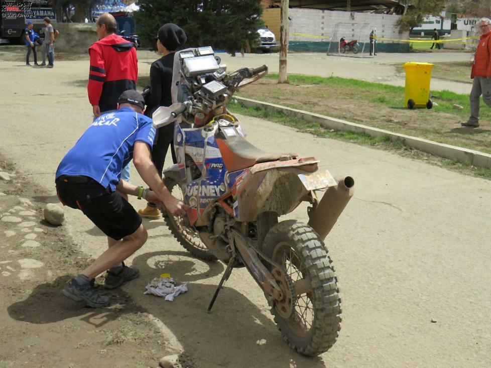 Hier im Gegensatz zum Werksteam ein Privatier, der nur die nötigsten Reparaturen an seinem Motorrad vornimmt.