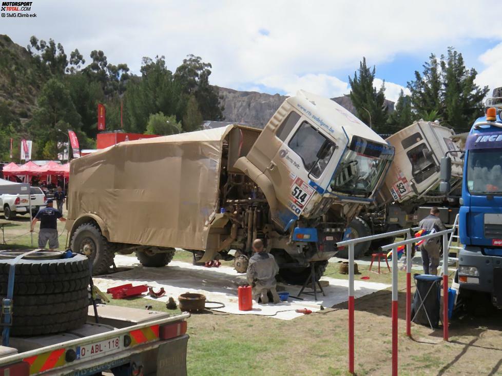 Schwerstarbeit leisten auch die Mechaniker an den Renntrucks.