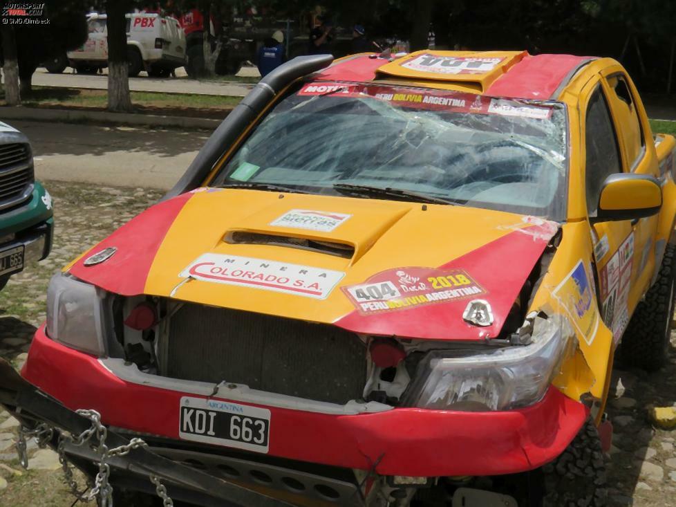 Für manche Autos ist die Rallye schon vorbei. Hier der Toyota Hilux des Argentiniers Ramon Nunez, der schon am zweiten Tag ausgeschieden ist.