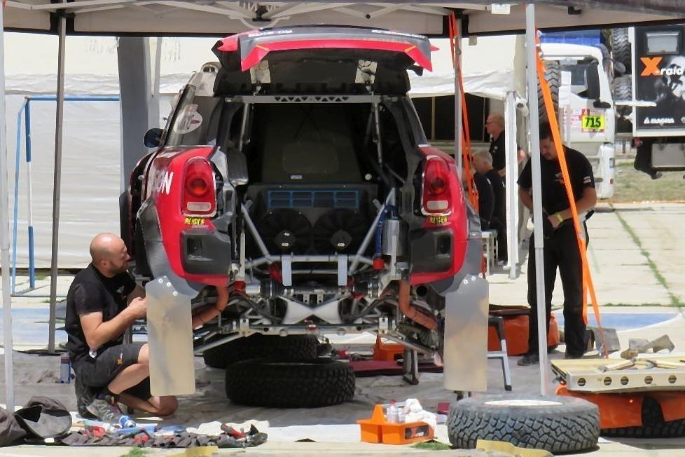 Technische Detailfotos: Am Ruhetag in La Paz werden die Fahrzeuge der Rallye Dakar gewartet und neu aufgebaut.