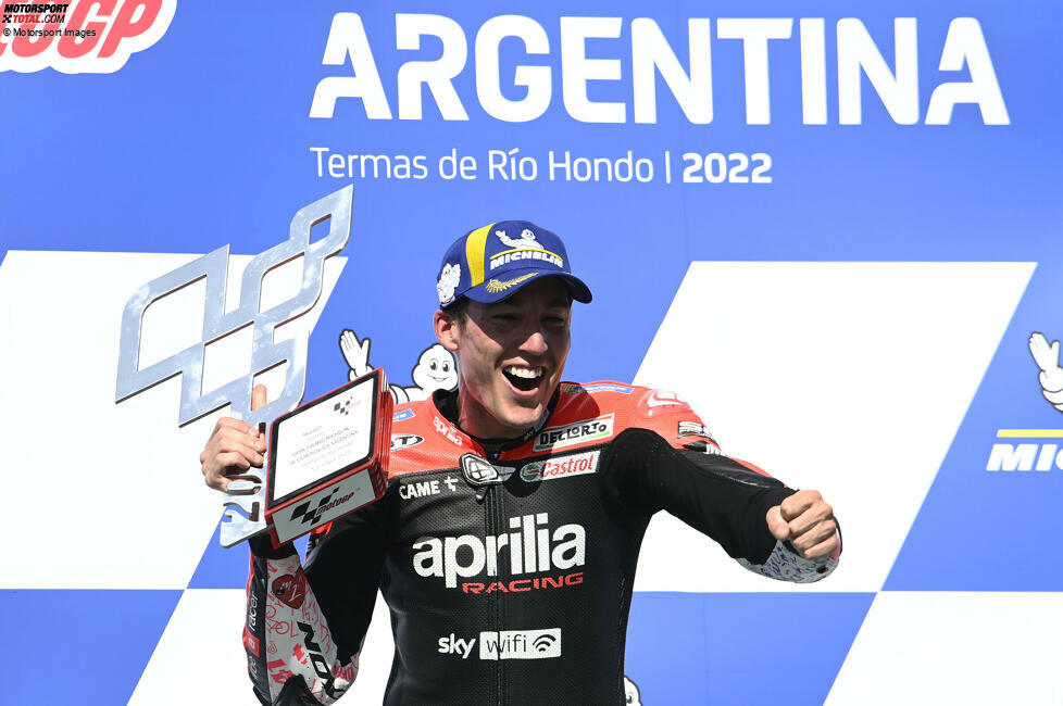 2022 kommt es noch viel besser: In Argentinien gelingt Espargaro der langersehnte erste MotoGP-Sieg für sich und für Aprilia. Anschließend fährt der Spanier noch fünf weitere Male auf das Podium und fährt lange Zeit sogar um den WM-Titel mit.