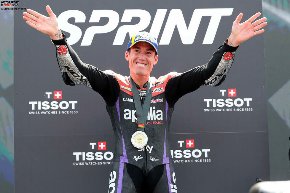 Ein Grand-Prix-Sieg gelingt Espargaro 2024 nicht mehr. Aber nur zwei Tage nach seiner Rücktrittsankündigung siegt er im Sprint in Barcelona und feiert damit vor heimischem Publikum nochmals einen Triumph. Und auch das letzte Rennen in Espargaros Vollzeit-MotoGP-Karriere findet vor seiner Haustür statt, nämlich ...