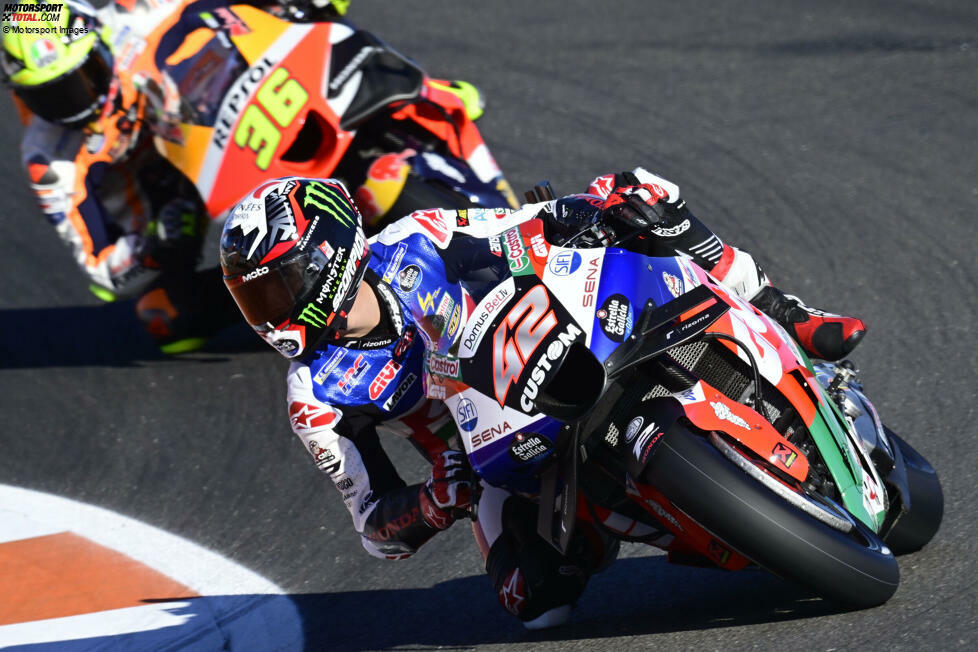 Ein schwerer Sturz im Juni in Mugello endet für Rins mit kompliziertem Beinbruch. Er verpasst die Hälfte der Saison. Im November in Valencia gibt er seinen Ausstand aus dem Honda-Lager. Für 2024 hat er bei Yamaha unterschrieben. Die Entscheidung zum Wechsel fiel im Krankenhaus.