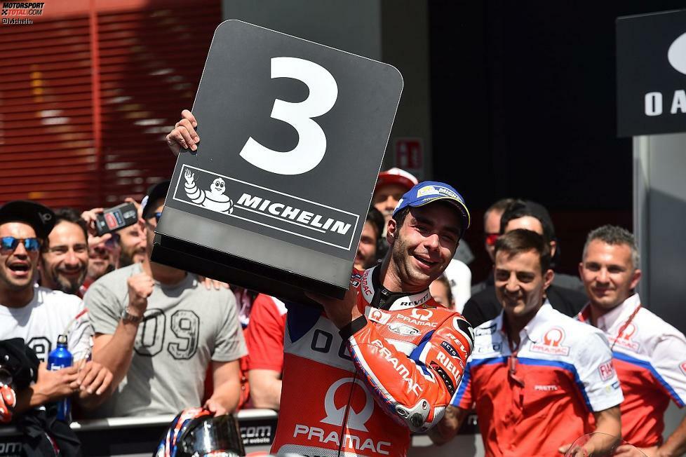 Beim Heimrennen in Mugello erobert er sensationell Platz drei. Damit steigt er in Italien endgültig zu den Sportstars des Landes auf. Es ist eine emotionale Siegesfeier.