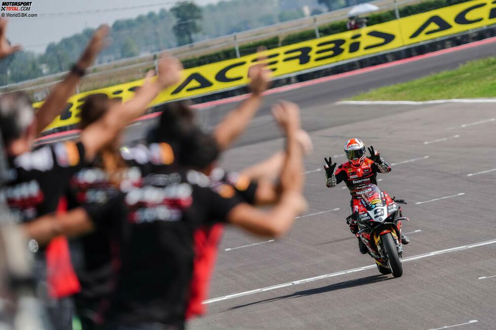 Auch 2024 fährt Petrucci in der Superbike-WM für Barni-Ducati. Und dieses zweite Jahr läuft für ihn noch besser. Das Assen-Wochenende verpasst er wegen eines schweren Motocross-Unfalls, aber am Cremona-Wochenende gewinnt er alle drei Rennen. Die WM beendet er als Gesamtfünrter und punktbester Fahrer eines Kundenteams.