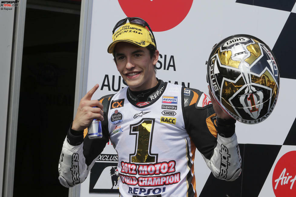 Die Folgesaison dominiert Marquez in der Moto2. In 14 von 17 Rennen steht er auf dem Podest, neunmal ganz oben. Die WM gewinnt er überlegen mit 56 Punkten Vorsprung.