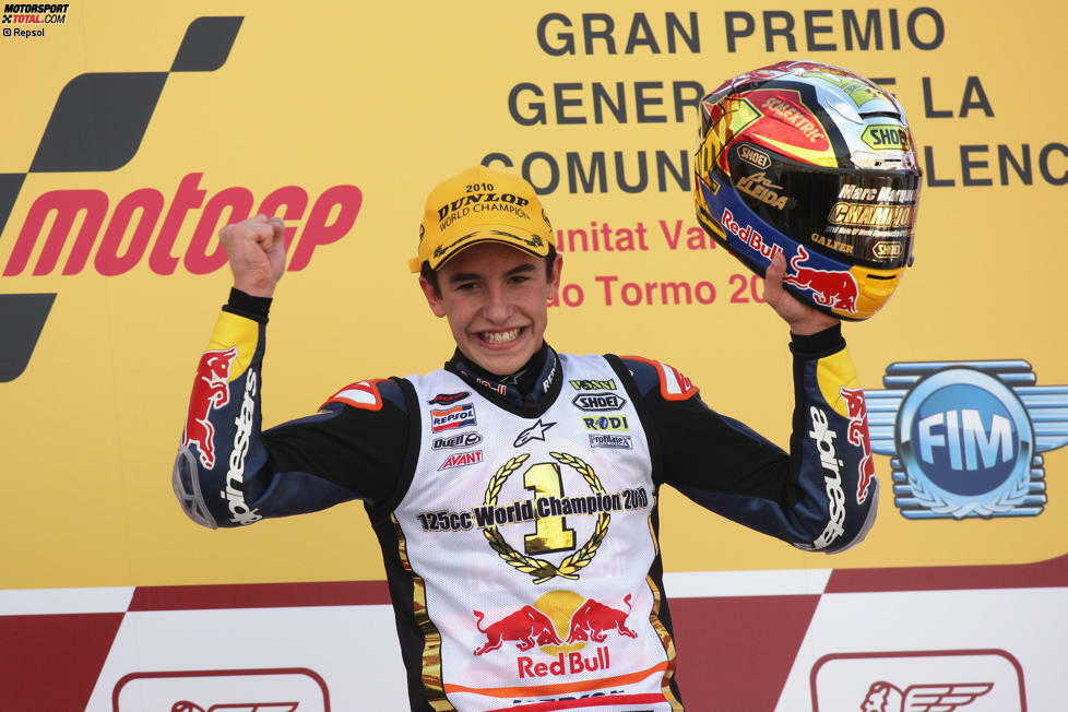 In seiner dritten 125er-Saison gelingt Marquez schließlich mit zehn Siegen und zwei dritten Plätzen der erste Titelerfolg - mit gerade einmal 17 Jahren. Sein damaliger Teamkollege war übrigens Sandro Cortese.