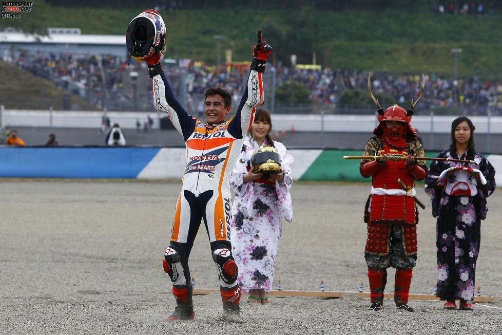 Seine zweite MotoGP-Saison verläuft noch erfolgreicher: Der Honda-Pilot entscheidet die ersten zehn Rennen in Folge für sich. In Motegi kann er vorzeitig den erneuten Titelgewinn bejubeln.