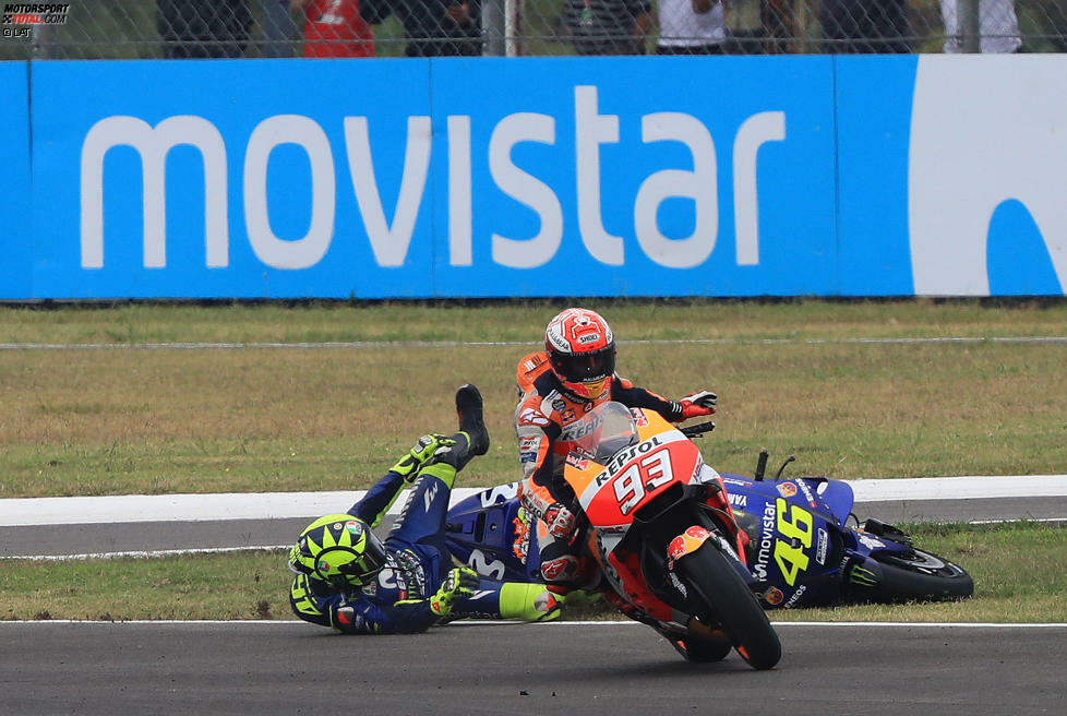 Unvergessen auch das Rennen in Argentinien: Der #TermasClash erhitzt die Gemüter. Nach Sepang 2015 kommen sich Rossi und Marquez erneut in die Quere - diesmal landet der Italiener auf dem Asphalt.