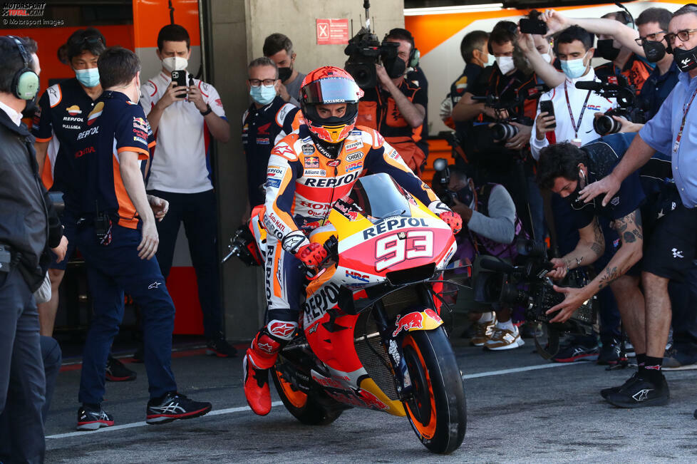 Auch zu Beginn der Saison 2021 setzt Marquez zunächst noch aus. Zum dritten Saisonrennen aber kehrt er zurück. Als er im April in Portimao erstmals seit fast neun Monaten wieder auf ein MotoGP-Bike steigt, passiert das unter großem Medienrummel. Im Rennen kommt er als Siebter ins Ziel.