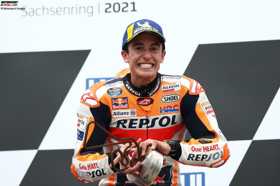 Im Sommer scheint Marquez wieder ganz der Alte. Auf seiner Paradestrecke Sachsenring fährt er erstmals seit seinem Comeback zum Sieg. Über alle WM-Klassen gerechnet ist es sein sage und schreibe elfter Sachsenring-Sieg hintereinander!