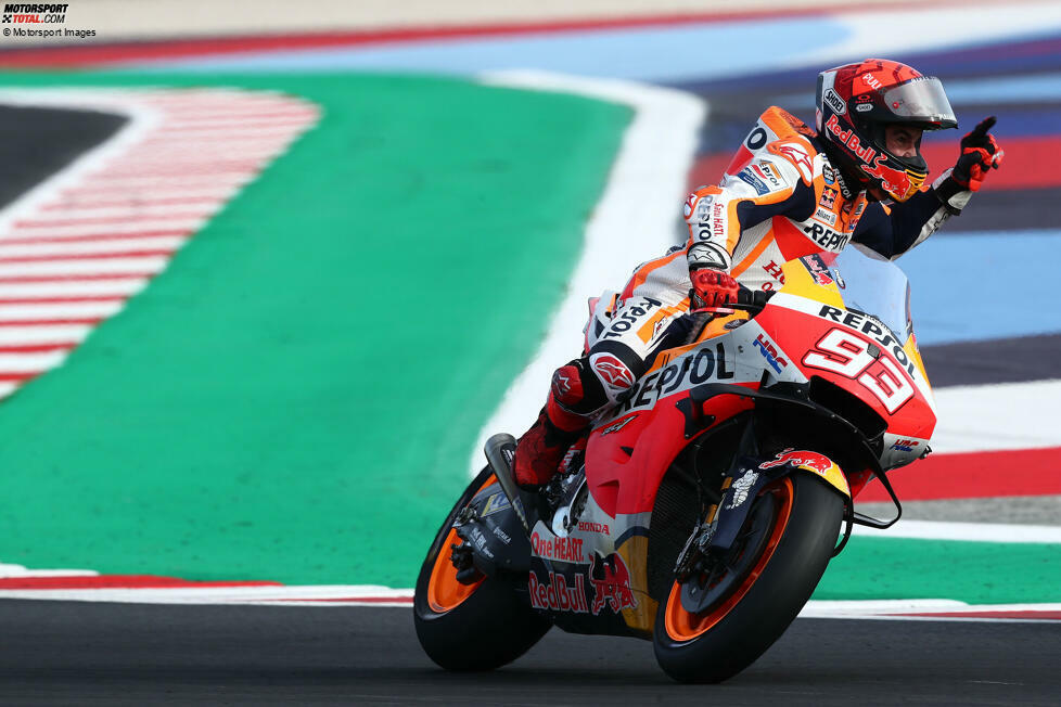 Im Oktober 2021 gelingt Marquez dann auch auf einer solchen Strecke, nämlich Misano, wieder ein Sieg. Direkt zuvor hatte er in Austin triumphiert. Nach den zwei aufeinanderfolgenden Siegen aber folgt direkt wieder ein herber Rückschlag.