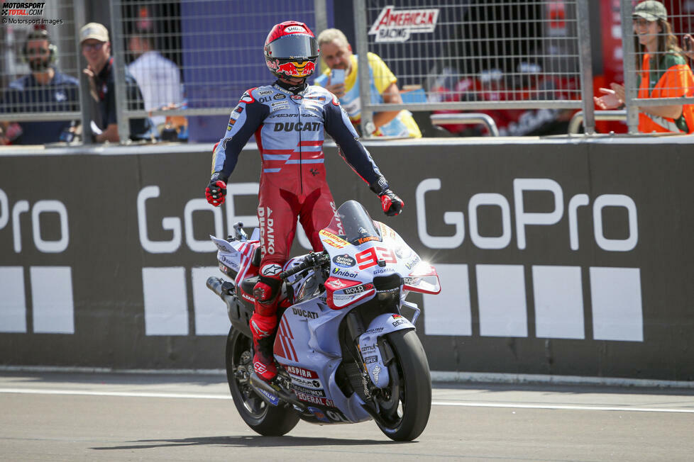 Seine ersten Siege auf Ducati aber erzielt Marquez noch im Gresini-Team. Anfang September im MotorLand Aragon platzt beim ihm der Knoten. Einen Tag nach seinem ersten Sprint-Sieg überhaupt gewinnt er auch den Grand Prix. Es ist für Marquez das Ende einer mehr als 1.000 Tage langen Durststrecke seit Oktober 2021 in Misano.
