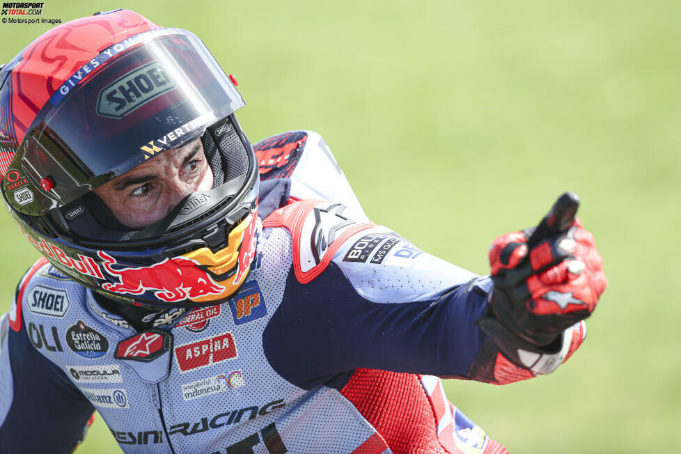Marc Marquez wird am 17. Februar 1993 in Cervera (Spanien) geboren. Als 20-Jähriger holt er als jüngster Fahrer in der Geschichte der Königsklasse seinen ersten MotoGP-Titel. Es ist der Beginn einer langen erfolgreichen Zusammenarbeit mit Honda, bevor er nach mehr als einem Jahrzehnt zu Ducati wechselt.