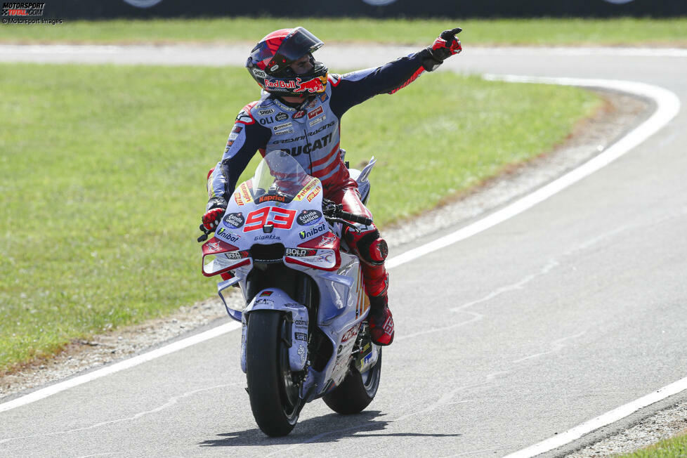 Nach dem Aragon-Sieg triumphiert Marquez auch in Misano 2 und auf Phillip Island. Der Australien-Sieg kommt nach Aufholjagd, deren Anfang denkbar unglücklich war: Beim Start hatte Marquez ein stark durchdrehendes Hinterrad - auf seinem eigenen Abreißvisier vom Helm! Die WM beendet er 2024 als Dritter.