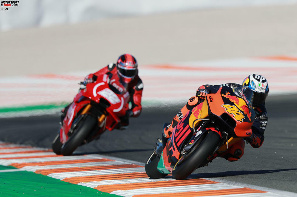 Espargaro unterschreibt beim neuen Werksteam von KTM und ist von Beginn an in den Aufbauprozess involviert. In der ersten Saison 2017 wird die Performance kontinuierlich besser. Zweimal erobert er einen neunten Platz.