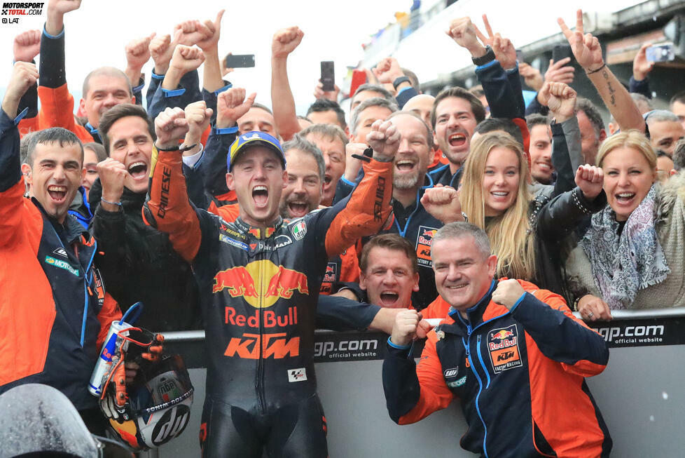 Die Saison 2018 wird überschattet von Stürzen und Verletzungen - endet aber mit einem Highlight. Beim Finale in Valencia wird Espargaro Dritter und holt so nicht nur seinen ersten MotoGP-Podestplatz, sondern auch den ersten in der Geschichte von KTM.