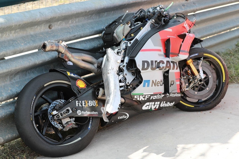 In Thailand fliegt Jorge Lorenzo im Training per Highsider ab - Das ist von seiner Ducati nach mehreren Überschlägen übrig geblieben