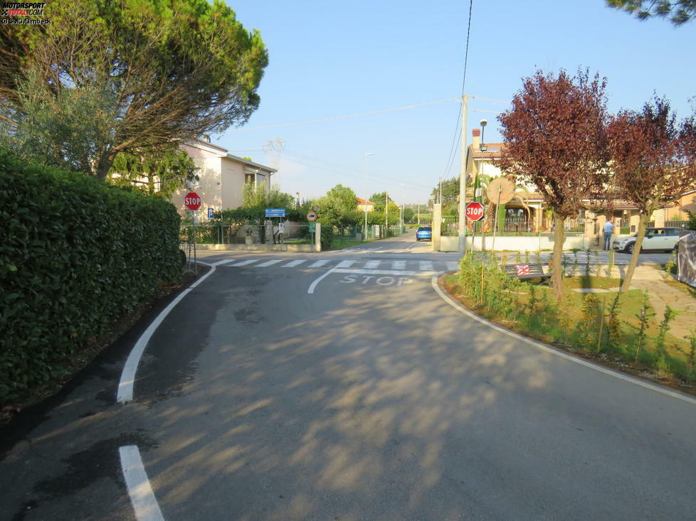 Zum Zeitpunkt des Unfalls am Nachmittag war Hayden jedoch allein unterwegs. Dieser Kreuzung zur Via Tavoleto näherte er sich auf der Via Ga' Raffaelli mit seinem Rennrad. Rechts ist die am 06.09.2018 eröffnete Gedenkstätte zu sehen.