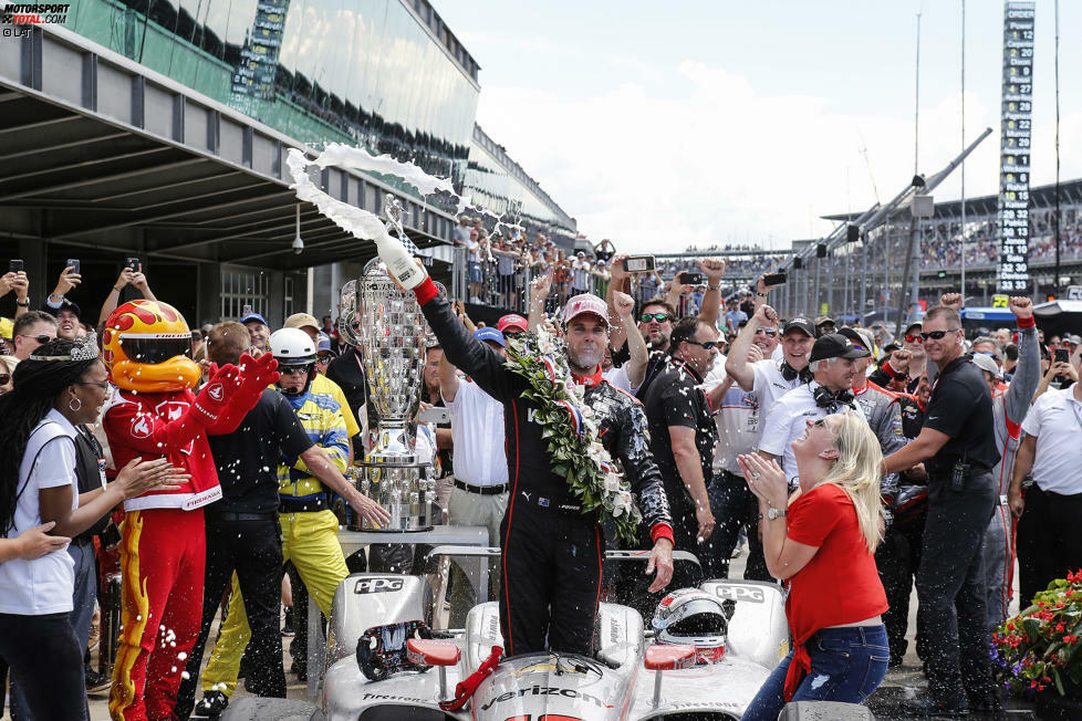 ...die mittlerweile kaum noch getrunken, sondern eher verschüttet wird. Will Power duscht versehentlich auch die Indy 500 Festival Queen ab, der das aber nicht viel ausmacht.