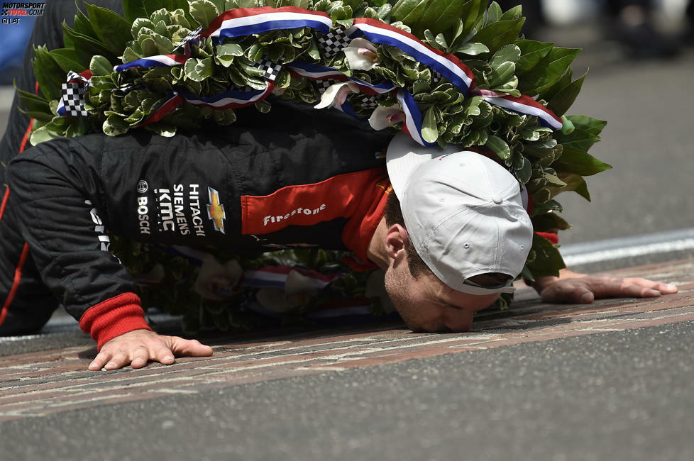 Der Kuss des letzten Überbleibsels der ersten Version des Indianapolis Motor Speedway ist seit den 90er-Jahren Tradition.