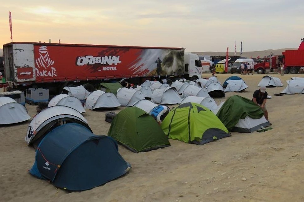 Ein Rundgang durch das große Zeltlager der Rallye-Dakar: Von der Essenausgabe bis zu den Dixi-Klos!