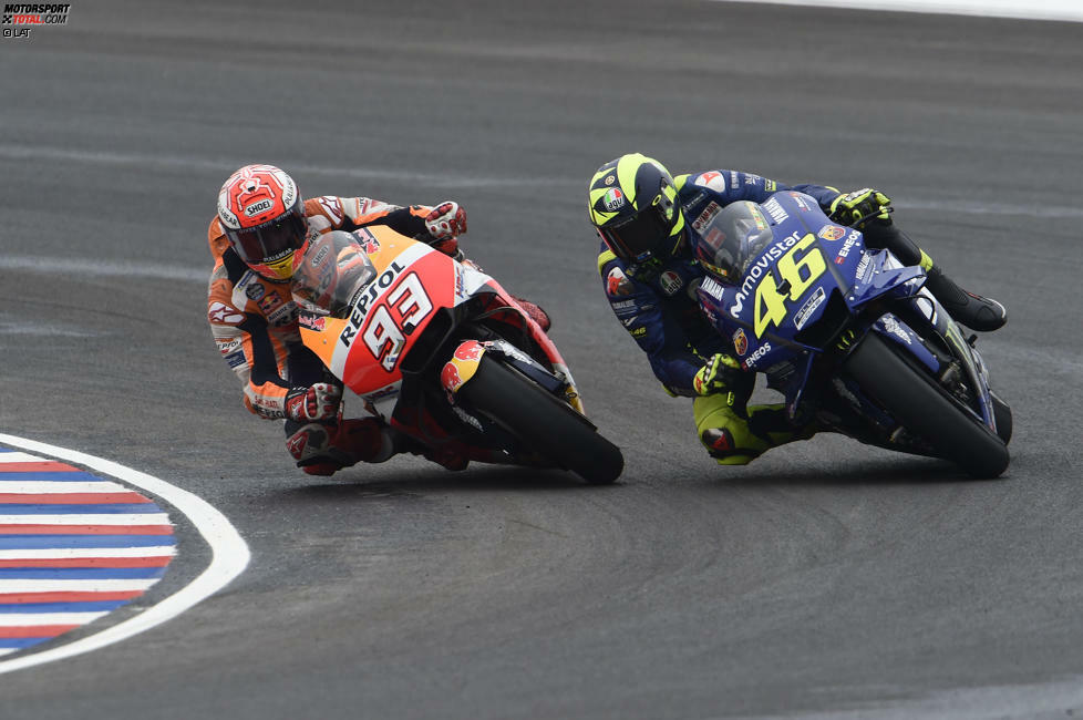 In der 19 Runde greift Marc Marquez Valentino Rossi beim Duell um Platz sechs an. In Kurve 13 probiert Marquez ein optimistisches Bremsmanöver, es kommt zur Berührung und die Geschichte nimmt ihren Lauf...