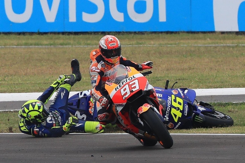 Beim Grand Prix von Argentinien 2018 fährt Marc Marquez ein aggressives Manöver gegen Valentino Rossi, der stürzt