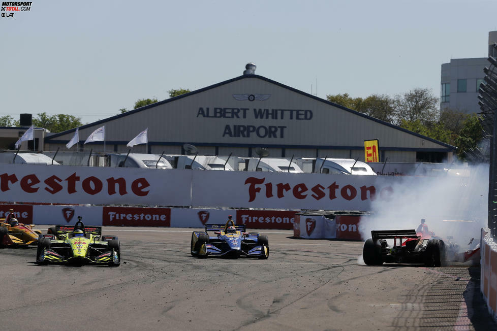 Rossi kann so weit abbremsen, dass er nicht in den gedrehten Wickens hineinrauscht. Innen stiehlt sich Sebastien Bourdais vorbei