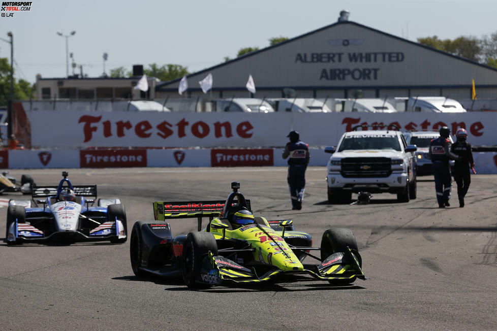 Sebastien Bourdais feiert seinen zweiten Sieg in Folge in St. Petersburg, während im Hintergrund die Unfallstelle geräumt wird