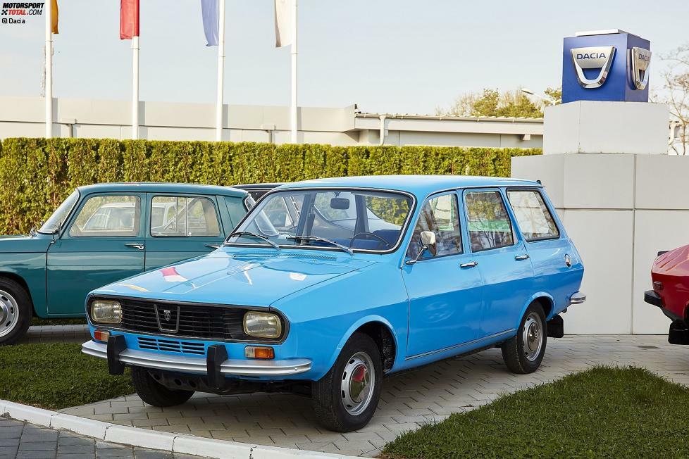 1969 war schließlich es soweit: Unter dem Namen Dacia 1300 begann die Produktion des Renault 12. Kurios: Das französische Original war zu diesem Zeitpunkt noch gar nicht offiziell vorgestellt. Ob als Kombi wie hier im Bild oder Limousine: Der Renault 12 war bewusst auf ...