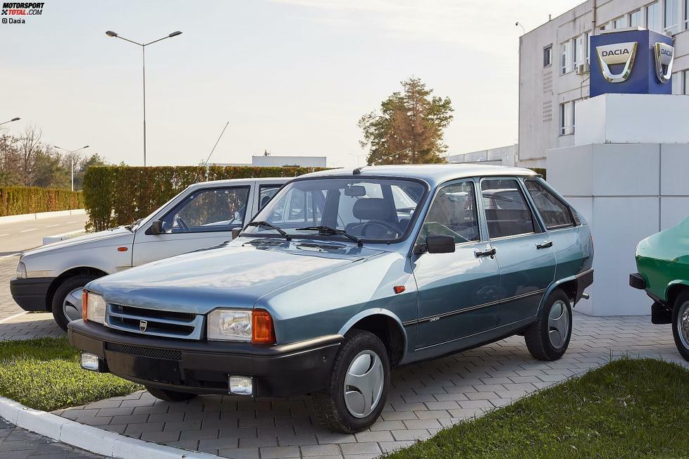 1989/90 fegte die politische Wende über Rumänien hinweg. Wer sollte jetzt noch angestaubte Dacias kaufen, wo westliche Gebrauchtwagen das Land überschwemmten? Dacia reagierte 1991 mit dem 1325 Schrägheck. Sein passender Zusatzname: Liberta, auf deutsch Freiheit.
