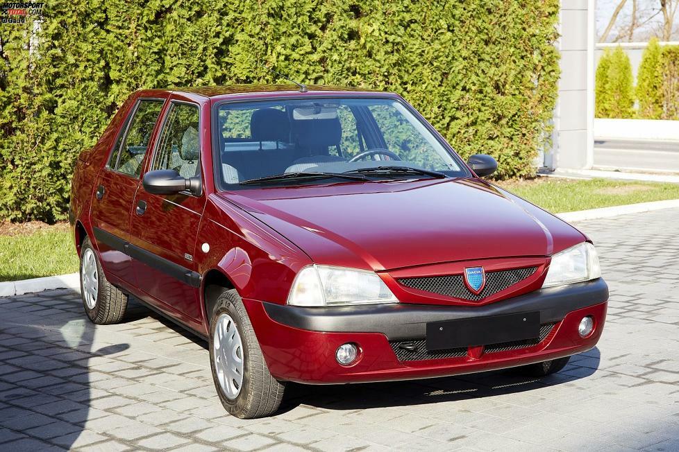 Vom Renault-Know-How profitierte Dacia schrittweise: Zunächst wanderten moderne Motoren unter die Haube des Nova, bevor der Nova selbst umgekrempelt wurde. Von 2003 und 2005 verkaufte man ihn unter dem Namen Solenza. Optische Anleihen zum späteren Logan sind unübersehbar.