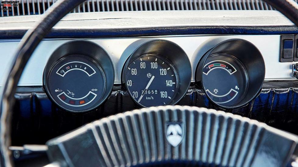 Robustheit hin konstruiert worden, um in Schwellenländern zu punkten. Nicht nur in Rumänien wurde er populär, sondern auch in der Türkei und Nordafrika. 

Das Cockpit des Renault 12 änderte Dacia kaum. Die drei trichterförmigen Rundinstrumente wirken aus heutiger Sicht fast schon verspielt.