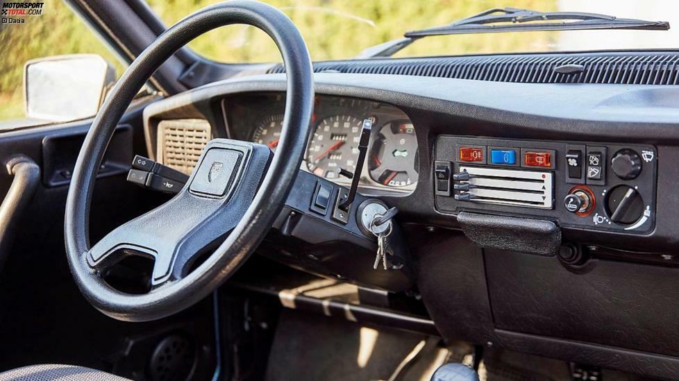 Allen Modernisierungsversuchen zum Trotz. Das Cockpit des Dacia 1325 Liberta verspühte noch immer viel realsozialistischen Charme. Zur Ehrenrettung sei gesagt: Dacia machte aus begrenzten Mitteln das Bestmögliche.