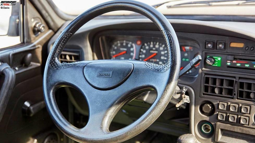 Wie der Spagat zwischen 1968 und 1998 innen aussah? Bitte sehr. Ein Konglomerat aus Hartplastik und Renault-12-Charme. Knapp zwei Millionen Exemplare des 1300 und seiner Weiterentwicklungen baute Dacia bis 2004.