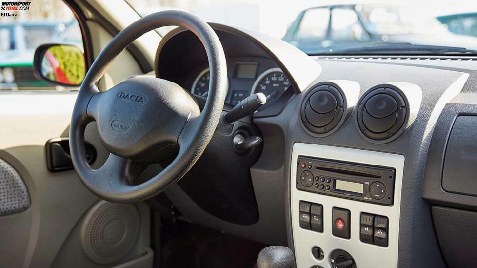 Mehr Auto braucht kein Mensch: So könnte man die Einfachheit des Logan-Cockpits beschreiben. Die Limousine wurde auch als Renault vermarktet. Nach nur zwölf Monaten übertraf die Produktion des Stufenheckmodells bereits die 100.000er-Marke.