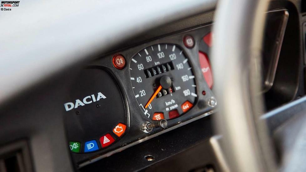 Sehr bunt und rustikal: Dieses Cockpit aus dem Dacia 1307 Pick-up mit Doppelkabine ist tatsächlich erst zwölf Jahre alt!