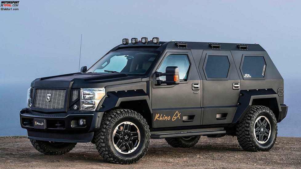 USSV Rhino GX: Er basiert auf einen Ford F-450, ist 2,20 Meter hoch, 2,40 Meter breit und rollt auf massiven 38-Zoll-Reifen. Innen ist der Rhino richtig luxuriös. Neben einem 6,7-Liter-V8-Turbodiesel wird auch ein 6,8-Liter-V10-Benziner angeboten. Die Preise starten bei 229.000 US-Dollar (etwa 187.000 Euro)