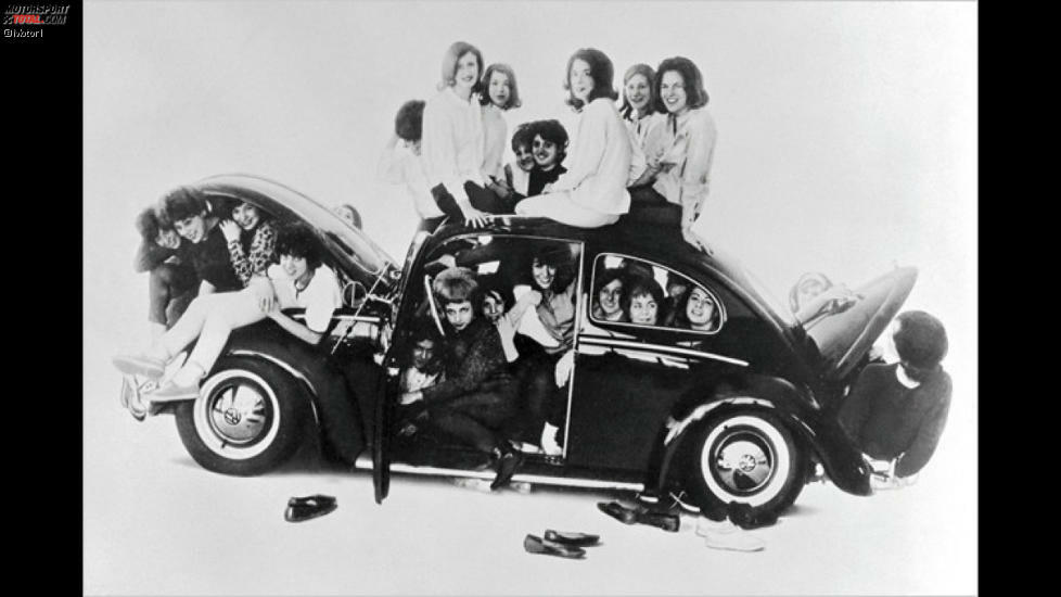 Erst seit 1968 durfte der kleine VW auch in der offiziellen Werbung Käfer heißen. Und selbst die Filmindustrie schuf mit 