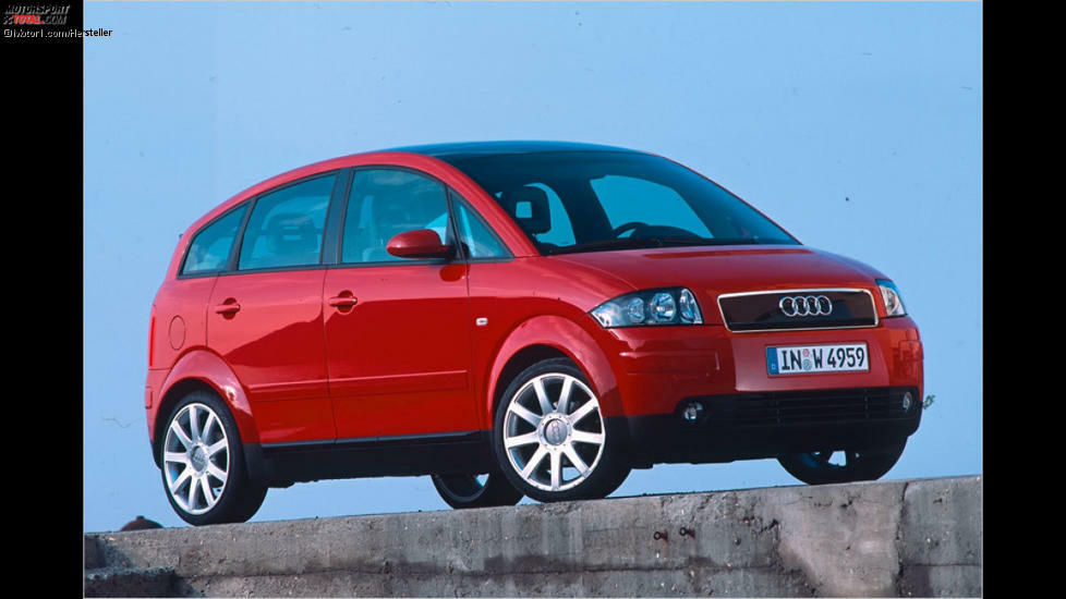 Audi A2 (1999): Mit seiner etwas unharmonischen Formgebung passte der Audi A2 schon 1999 nicht recht in das gewollt coole Image der Marke. Dabei konnte der A2 unter anderem mit einer Aluminium-Karosserie punkten. Vermutlich war der A2 schlicht zu früh dran: Heute wäre er wohl ein Hit.