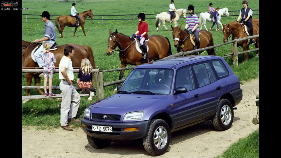 Toyota RAV4 (1994): Wer hats erfunden? Die Japaner. Der Toyota RAV4 begründete 1994 die Gattung der kompakten SUVs. Seinerzeit hätte wohl niemand gedacht, dass sogar Porsche einmal Offroader baut.