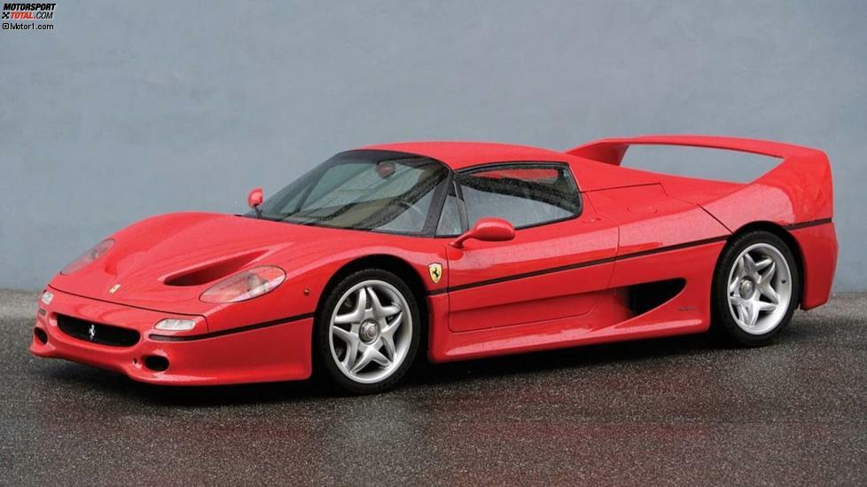 Der F50 entstand, wie der Name schon verrät, zum 50. Jahrestag der Marke Ferrari. Rückblickend entsand mit dem F50 wohl das Formel-1-lastigste Auto, das von dem italienischen Unternehmen je zum Verkauf angeboten wurde.

Kernstück ist der 4,7-Liter-V12-Motor mit 520 PS. Er ist eine Ableitung jenes Zwölfzylinders, der von Ferrari ...