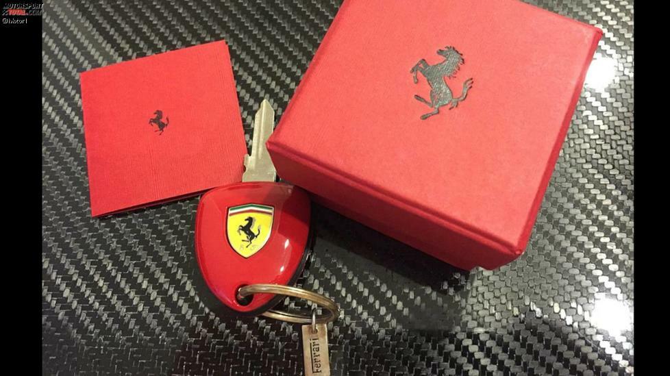 Ferrari Schlüssel: Dieses Exemplar aus den frühen 2000er-Jahren ist einfach nur episch. Simpel aber unverwechselbar. Zugegeben, so ein Original kann ein wenig ins Geld gehen. Dieses Set wird bspw. aktuell bei Ebay für 2.500 US-Dollar (etwa 2.140 Euro) angeboten. Immer noch deutlich günstiger als das Auto, für das man ihn brauchen würde.