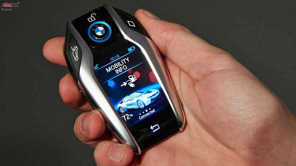 BMW Schlüssel: Die neueste Generation von Schlüsseln für die etwas höherwertigen Fahrzeuge von BMW sind absoluter Hightech-Overkill. Sogar ein Mini-Touchscreen wurde in dem mittlerweile fast handgroßen Knubbel untergebracht. Irre. Passt zwar kaum noch in die Hosentasche, kann aber verdammt viel und sieht großartig aus.