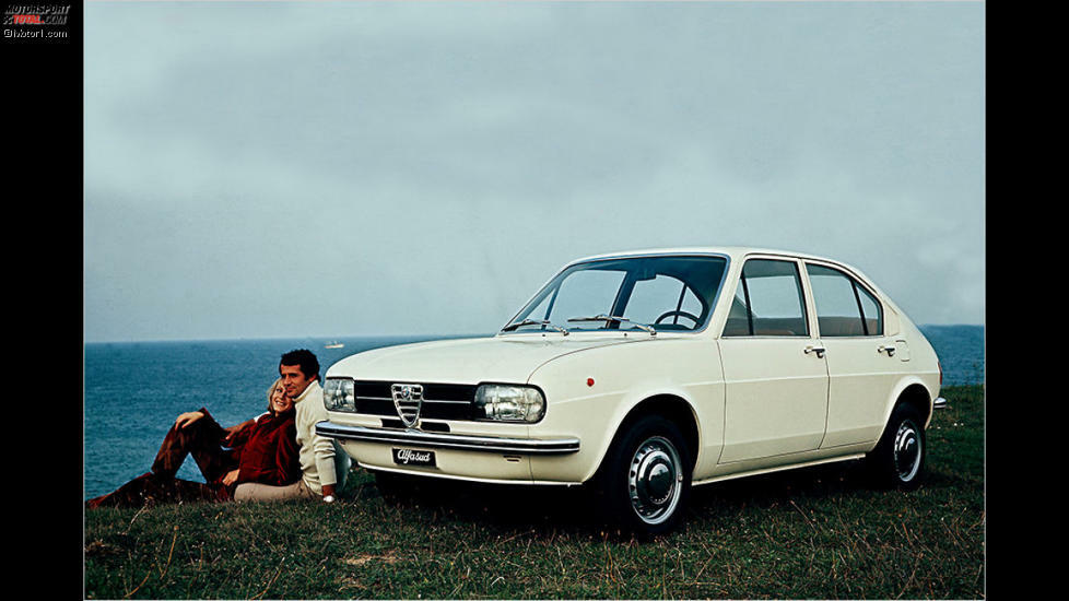 Alfa Romeo Alfasud: 3,89 Meter Länge, gute Raumausnutzung, Frontantrieb. Sein Name war Versprechen und Fluch zugleich: Mit einem Werk in Süditalien verhalf Alfa Romeo der Region zu Arbeitsplätzen, aber ständige Streiks und eine lausige Verarbeitung sorgten für ein mieses Image des eigentlich fortschrittlichen Alfasud.