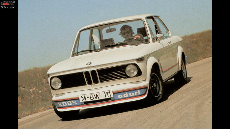 BMW 2002 turbo: Im Gegensatz zu heute waren 1973 Turbolader hingegen noch sehr exotisch. Damals packte ihn BMW in einen 2002, dessen spiegelverkehrter Turbo-Schriftzug am Frontspoiler die Gemüter erhitzte. Er entfiel genauso wie nach 1.672 Fahrzeugen auch der 2002 Turbo selbst, der mitten in die erste Ölkrise platzte.