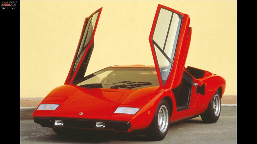 Lamborghini Countach: Woran denken Sie beim Namen Lamborghini? An etwas Flaches und Breites? Dann dürfte der 1974 in Serie gegangene Countach nicht nur Sie inspiriert haben. Er war nur 1,07 Meter hoch, aber auch gerade einmal vier Meter lang. 385 PS waren vor über 40 Jahren eine echte Sensation.