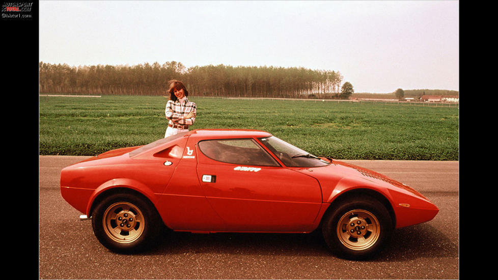 Lancia Stratos: Anfang der 1970er-Jahre suchte Lancia nach einem Nachfolgemodell für das im Rallyesport erfolgreiche Fulvia Coupé 1600 HF. Die Lösung lieferte Bertone mit dem Stratos. Dessen Keilform erinnerte speziell von vorne an den ebenfalls von Bertone gestalteten Fiat X 1/9.